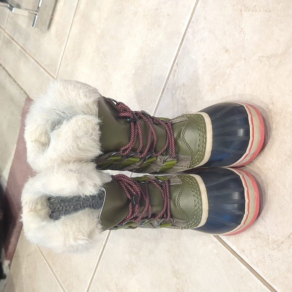 Girls size 2 Sorel winter fur boots, olive green, black and pink - Picture 11 of 11